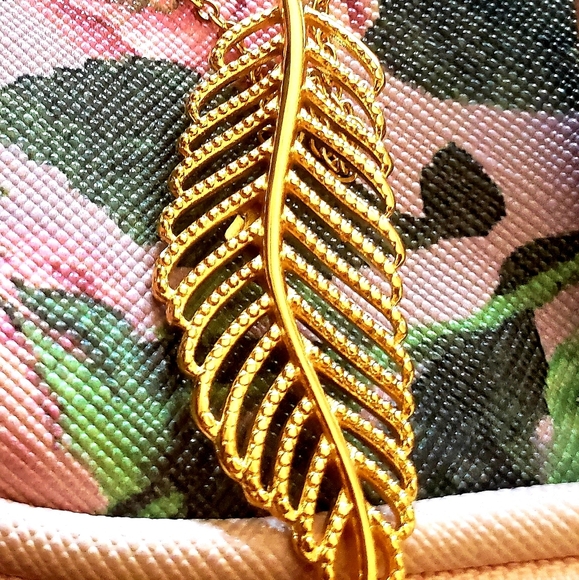 Fashion gold leaf shape necklace and earrings - Picture 4 of 4